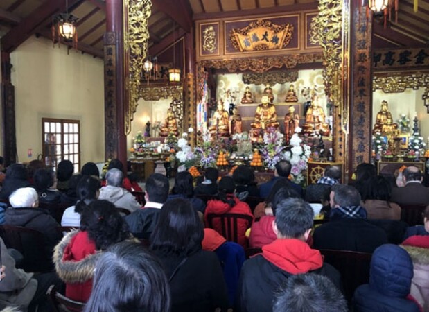 Les Vietnamiens de France se rendent à la pagode les premiers jours de l’an