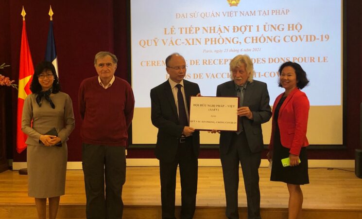 Đại sứ quán Việt Nam tại Pháp tiếp nhận tiền ủng hộ Quỹ Vaccine