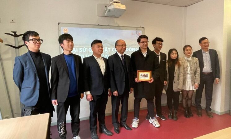 Đại sứ Việt Nam tại Pháp Đinh Toàn Thắng gặp gỡ đại diện sinh viên và cộng đồng người Việt Nam tại thành phố Toulouse