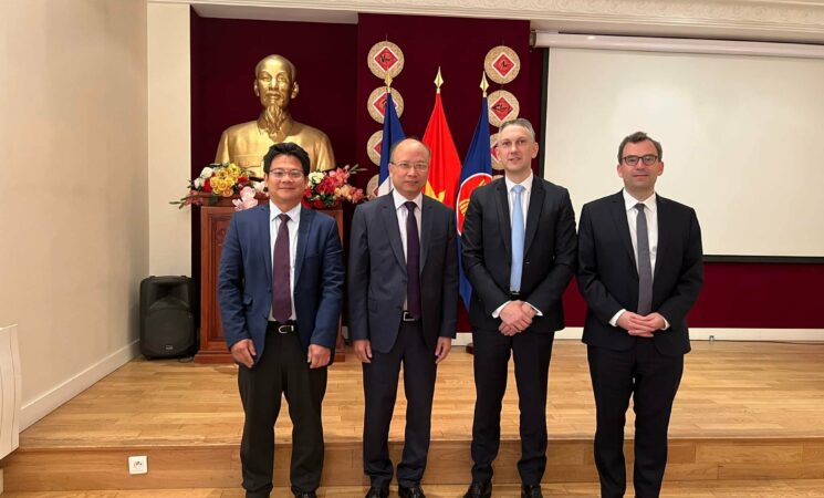 Đại sứ Đinh Toàn Thắng tiếp Giám đốc Hợp tác quốc tế và Giám đốc Việt Nam của tập đoàn Thales