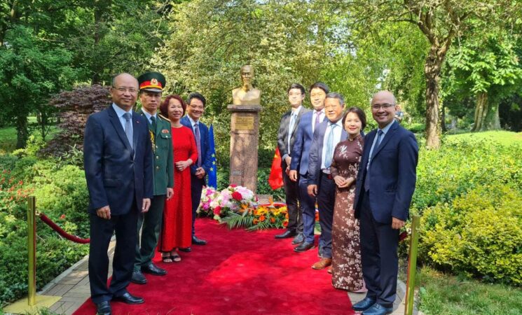 Các hoạt động kỷ niệm 132 năm ngày sinh Chủ tịch Hồ Chí Minh tại Paris, Pháp.