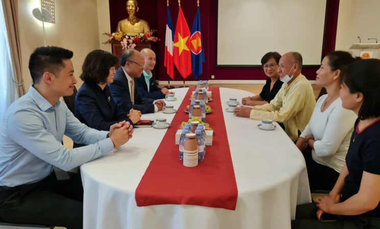 Trưởng Cơ quan đại diện Việt Nam tại Pháp tiếp Chủ tịch Liên đoàn Phật giáo Thế giới tại Lumbini - Nepal