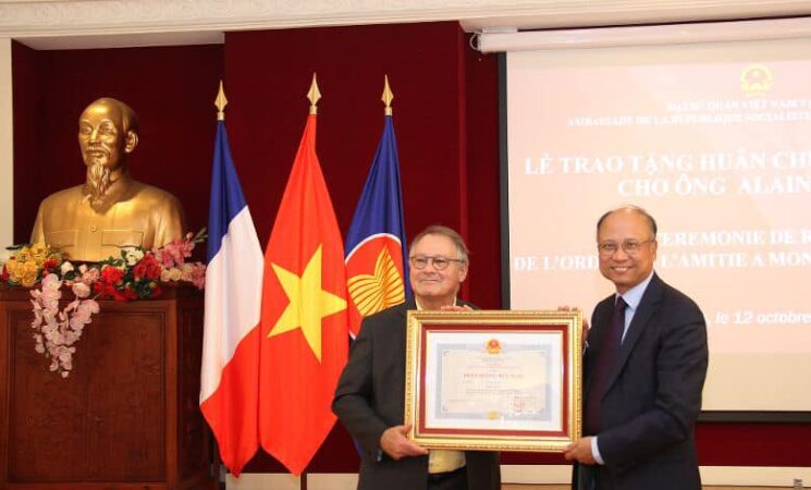 Trao tặng Huy chương Hữu nghị cho nhà sử học Pháp Alain Ruscio