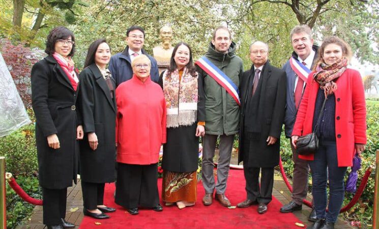 Phó Chủ tịch nước Võ Thị Ánh Xuân đặt hoa tại tượng chủ tịch Hồ Chí Minh ở công viên Montreau, thành phố Montreuil, Pháp