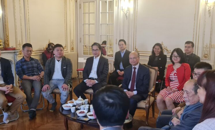 Đại sứ Việt Nam tại Pháp Đinh Toàn Thắng tham dự cuộc gặp một số hội đoàn ngành nghề Việt Nam tại Pháp