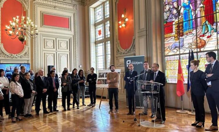 Đại sứ Đinh Toàn Thắng thăm Poitiers và dự lễ kỷ niệm 50 năm quan hệ Việt Nam và Pháp