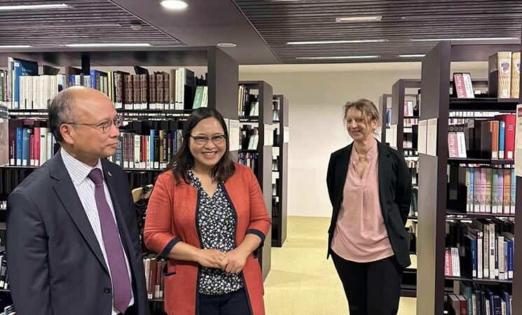 Đại sứ Đinh Toàn Thắng thăm triển lãm Tư liệu cổ Việt Nam tại Thư viện Ngôn ngữ và Văn minh - BULAC tại Paris