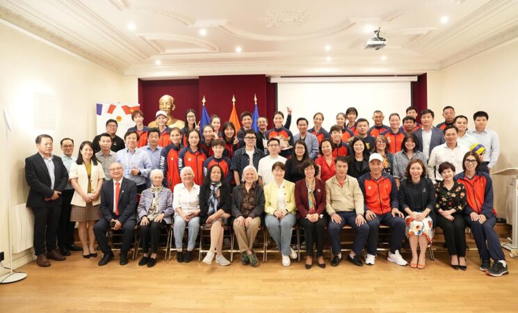 Đại sứ quán Việt Nam và cộng đồng người Việt Nam tại Pháp chào đón đội tuyển bóng chuyền nữ Việt Nam sang thi đấu tại Pháp