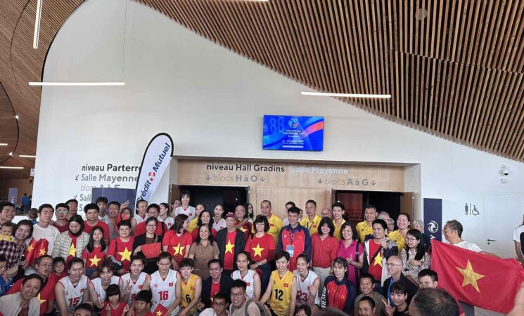 Đại sứ quán Việt Nam và cộng đồng người Việt tiếp lửa cho đội tuyển bóng chuyền nữ quốc gia tại Pháp