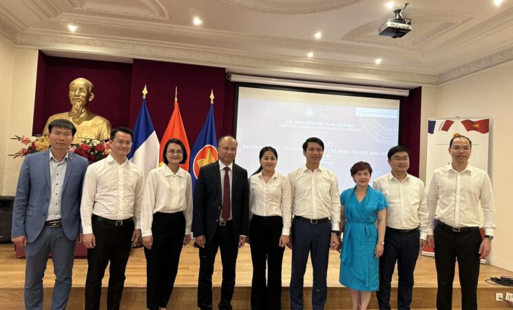 Đoàn công tác của Trung ương Đoàn Thanh niên Cộng sản Hồ Chí Minh và và Hội Liên hiệp Thanh niên Việt Nam thăm Pháp