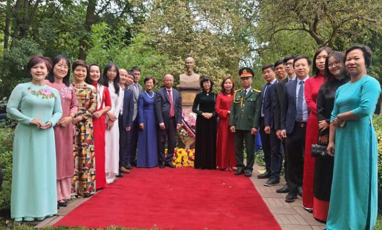 Đại sứ quán Việt Nam tại Pháp tưởng nhớ công lao của Chủ tịch Hồ Chí Minh nhân kỷ niệm Quốc khánh và ngày truyền thống ngành Ngoại giao Việt Nam