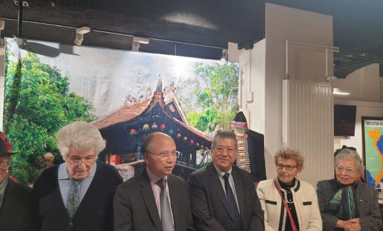 Khai mạc triển lãm trang phục các dân tộc Việt Nam do Hội hữu nghị Pháp - Việt Nam tổ chức tại Paris