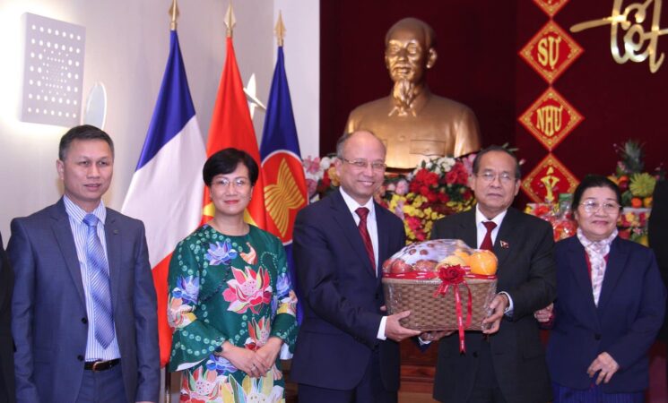 Đại sứ Lào tại Pháp đến chúc mừng Đại sứ quán và các cơ quan đại diện Việt Nam tại Pháp nhân dịp Tết nguyên đán Giáp Thìn 2024