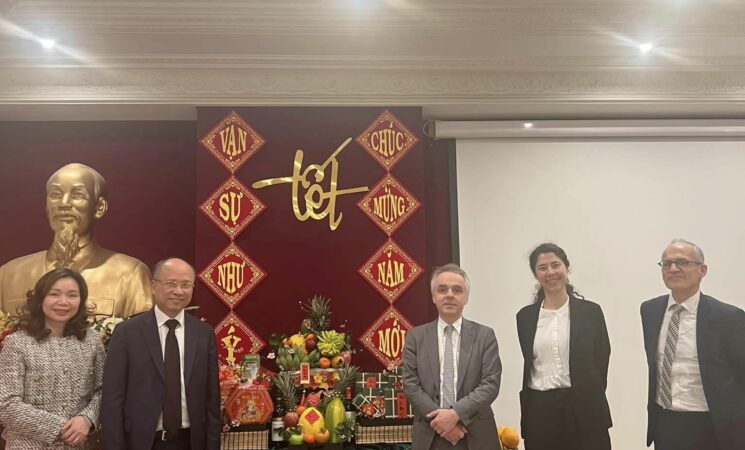 Vụ trưởng Vụ Á - Úc, Bộ Châu Âu và Ngoại giao Pháp và các cộng sự đến dự bữa cơm truyền thống Tết Việt Nam