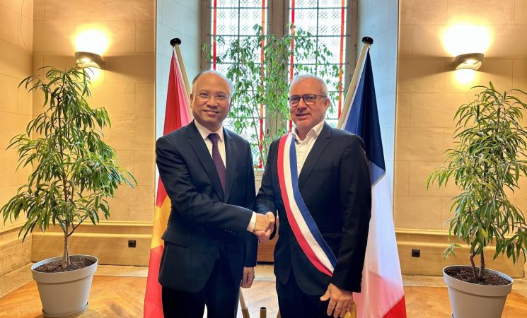 Đại sứ Đinh Toàn Thắng thăm và làm việc tại thành phố Nevers - miền Trung nước Pháp