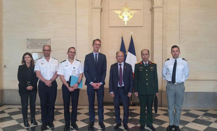 Đại sứ Đinh Toàn Thắng làm việc với Cố vấn Ngoại giao của Bộ trưởng Quân đội Pháp Vincent Braconnay