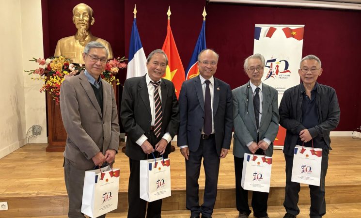 Đại sứ Việt Nam tại Pháp gặp làm việc với các giáo sư, tiến sĩ, chuyên gia trong kiều bào Việt Nam tại Pháp