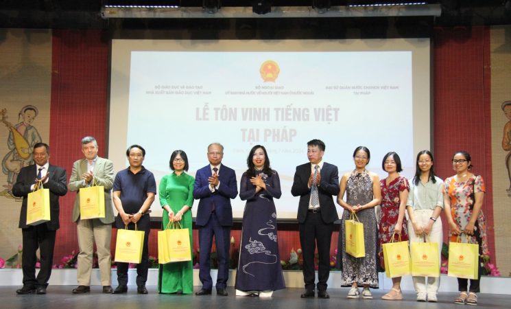 Ngày Tôn vinh tiếng Việt trong cộng đồng người Việt Nam ở nước ngoài và công tác cộng đồng tại Pháp.
