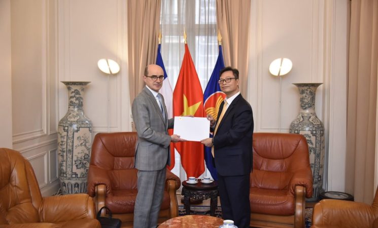 Tân Đại sứ Việt Nam tại Pháp Trịnh Đức Hải trao bản sao Quốc thư tới Bộ Châu Âu và Ngoại giao Pháp
