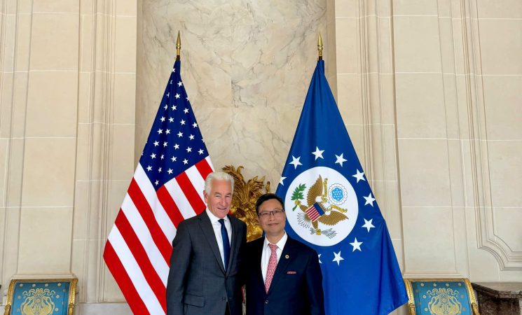 Đại sứ Việt Nam tại Pháp Trịnh Đức Hải chào xã giao Đại sứ Hoa Kỳ tại Pháp Charles Kushner