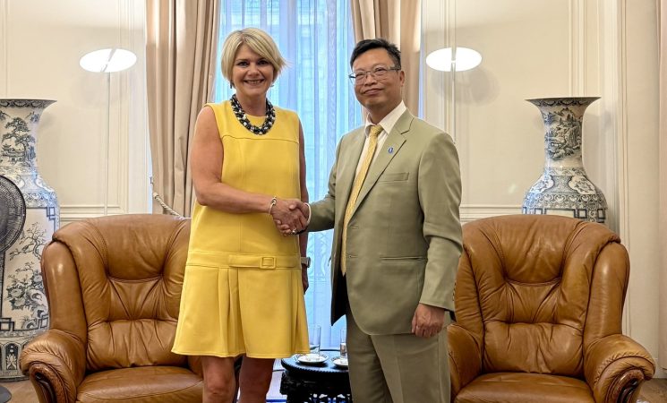 ĐẠI SỨ VIỆT NAM TẠI PHÁP TRỊNH ĐỨC HẢI  TIẾP GIÁM ĐỐC TRUNG TÂM PHÁT TRIỂN CỦA OECD
