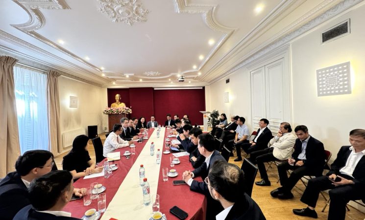 TẬP ĐOÀN HÓA CHẤT VIỆT NAM (VINACHEM) LÀM VIỆC VỚI ĐẠI SỨ QUÁN VIỆT NAM TẠI PHÁP: THÚC ĐẨY NGOẠI GIAO CÔNG NGHỆ VÀ TÌM KIẾM CƠ HỘI TẠI THỊ TRƯỜNG CHÂU ÂU